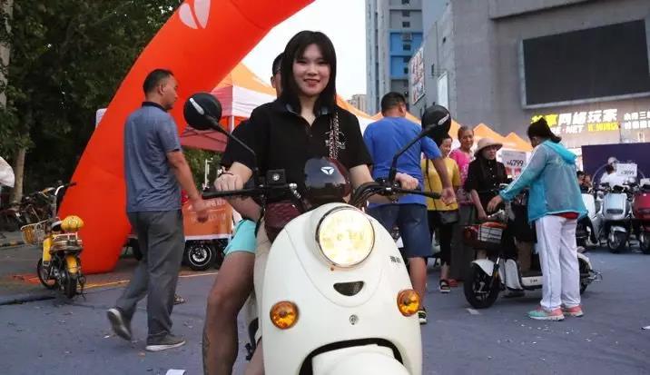 <b>雅迪全国遭疯抢，不得不说，这阵仗是行业最靓的景象！</b>