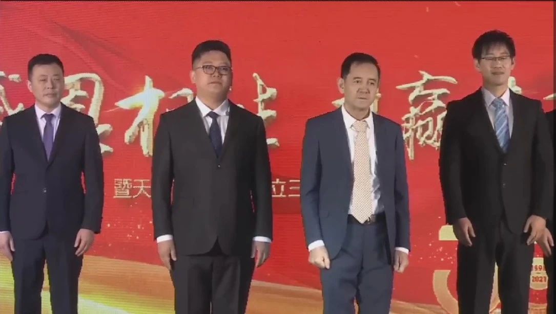<b>全球直播，超20万人同时在线，顶级的视觉盛宴！</b>