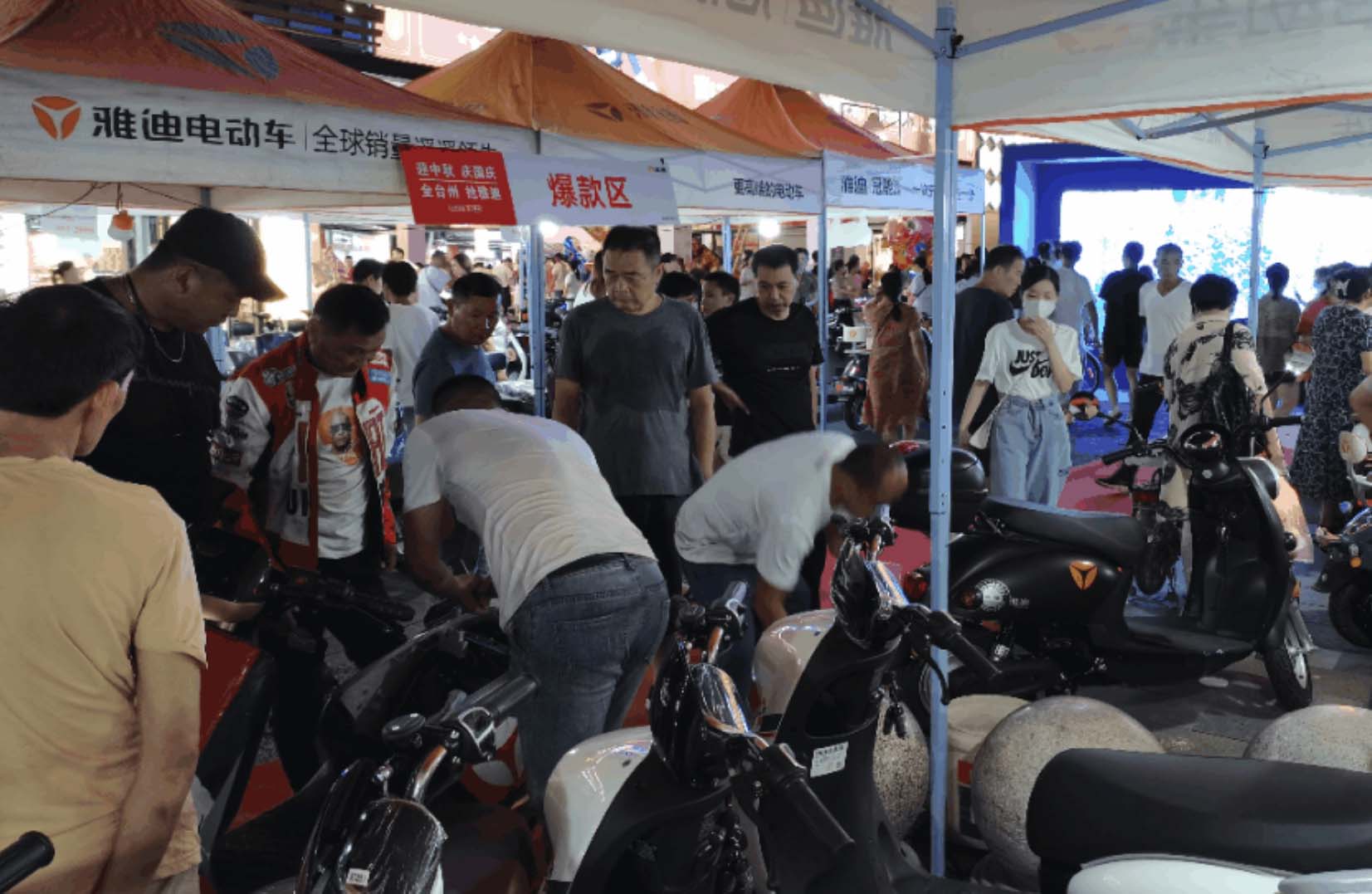 <b>雅迪全国市场热销空前，再掀橙色风暴，尽显领航者姿态！</b>