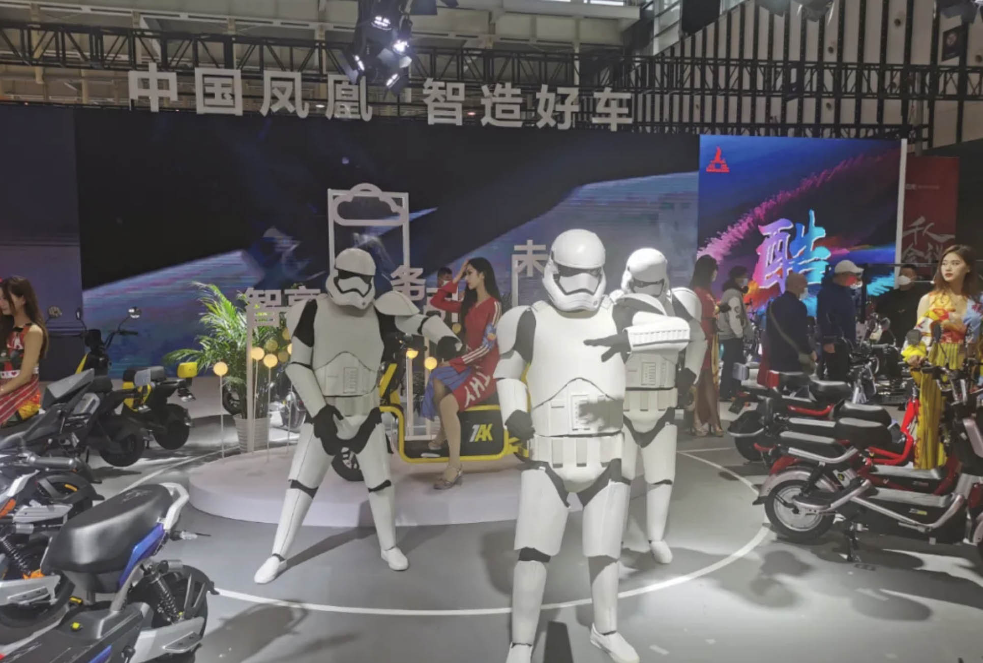 <b>中国凤凰，智造好车！全新凤凰战略升级，成南京展会超火爆品牌！</b>