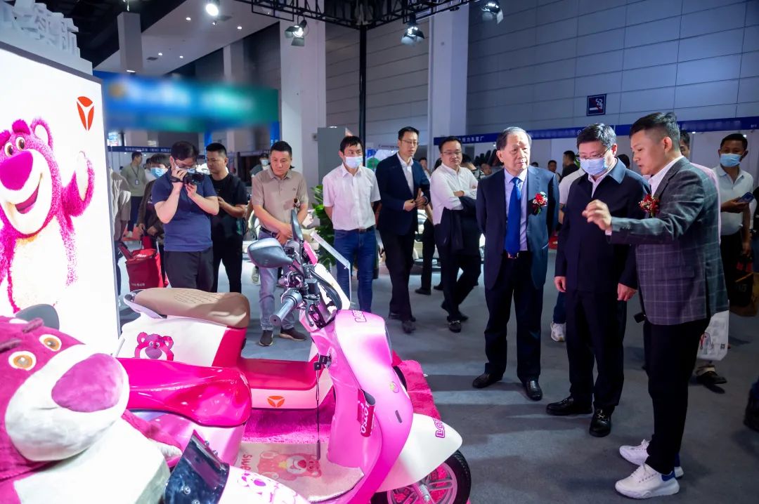 雅迪闪耀无锡电动车展，以大国智造实力彰显品类价值！