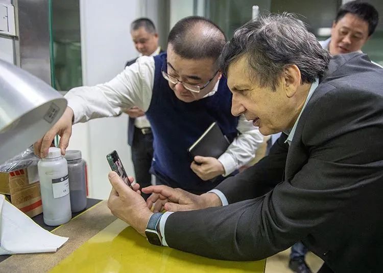 合作升级！诺贝尔奖得主、石墨烯之父到访超威集团，深入开展石墨烯电池技术